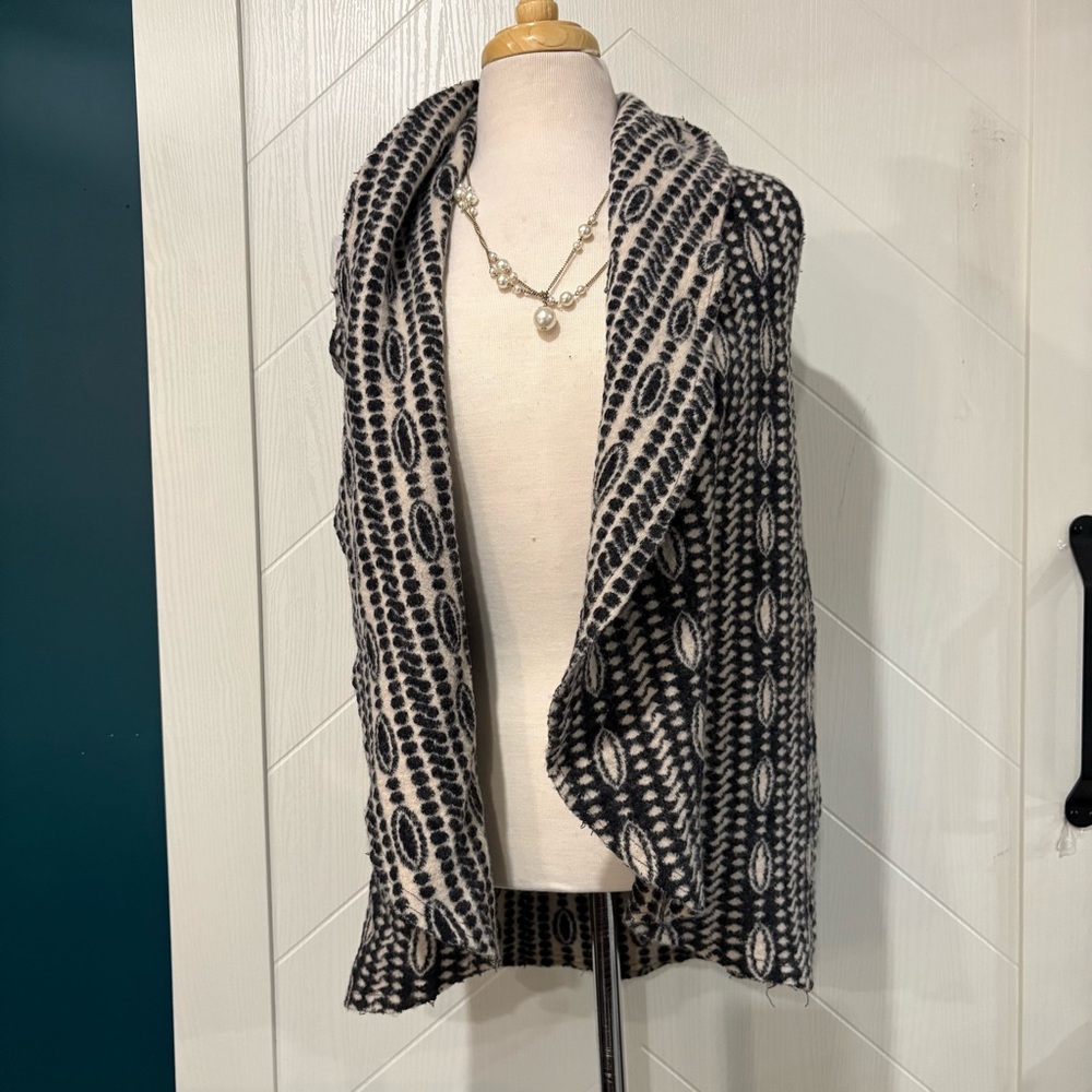 Black and White Wool & Cotton Geometric Knit Open-Front Vest‎